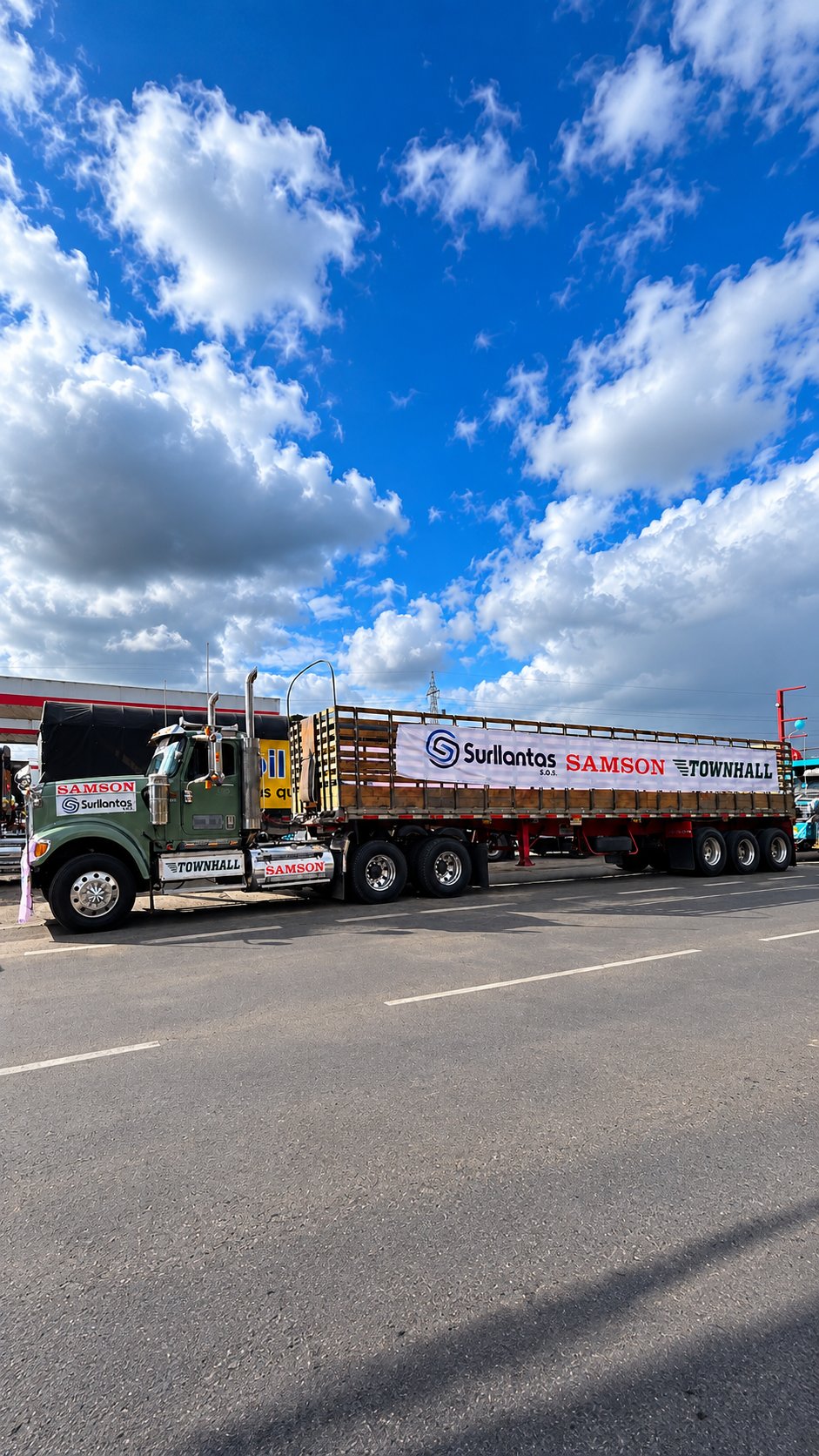 Tractomula con llantas Samson y Townhall distribuidas por Surllantas