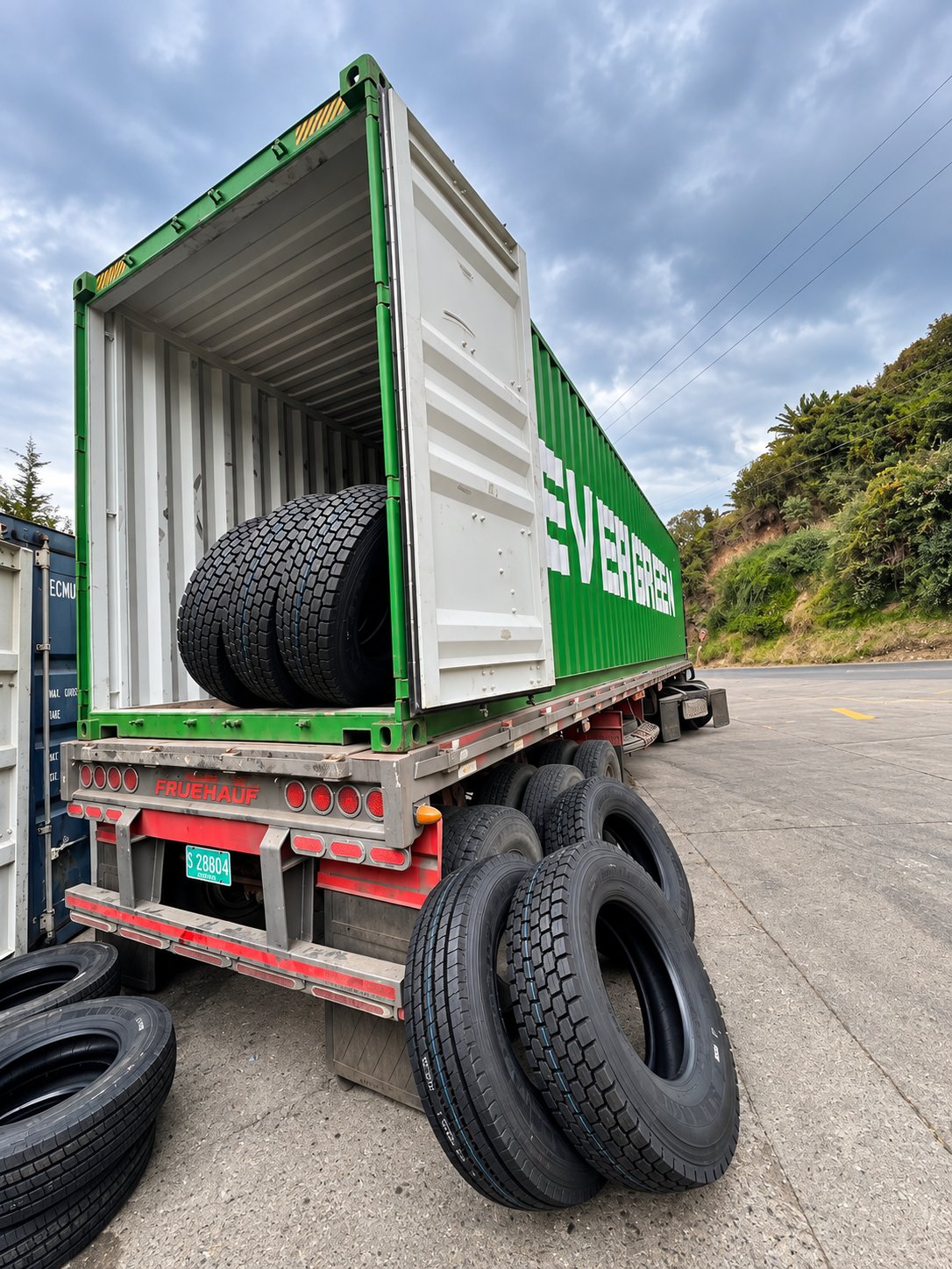Descargue de un contenedor de importación con llantas de camión